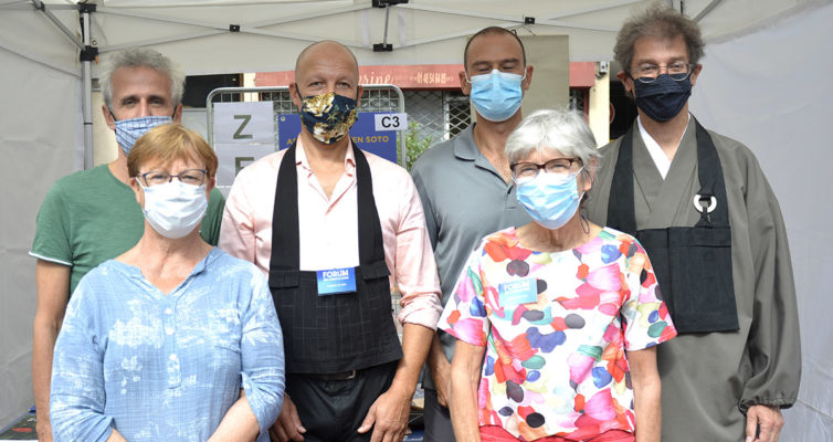 le groupe des membres -masqués- de l'association AZS93 au forum des associations de Rosny