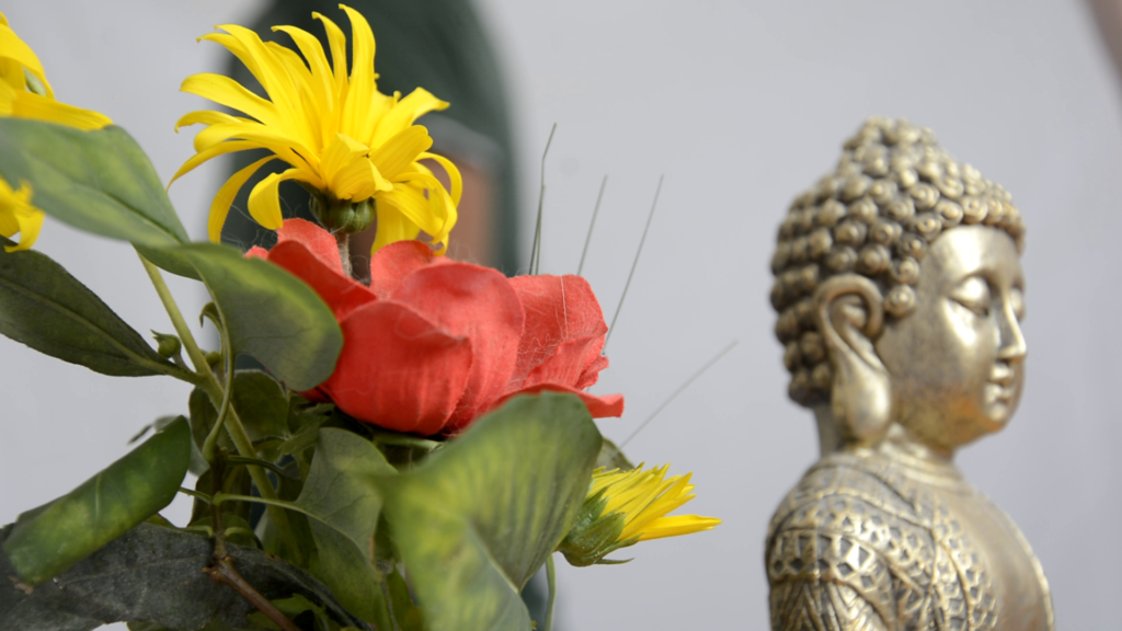 statut bouddha avec fleur2