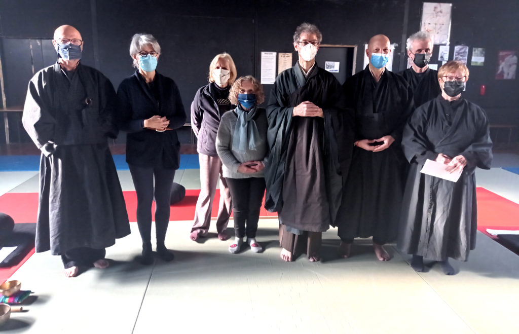 les membres de l'AZS93 posent pour une photo de groupe en tenue de méditation