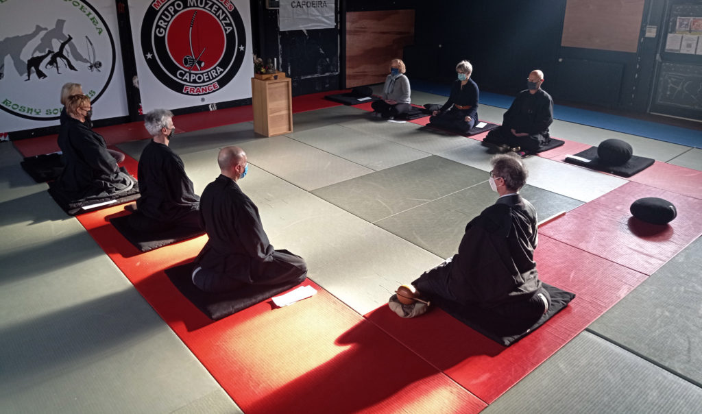 tous les membres de l'AZS93 après la méditation pour une photo de groupe