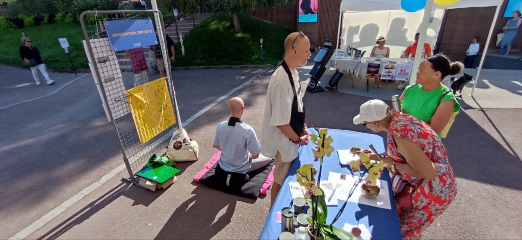 eric bourgeois président de l'azs93 et babak seddiq assis en zazen au forum des assoiciations de rosny